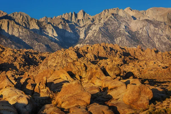 Turista Neobvyklých Kamenných Útvarech Alabamských Kopcích Kalifornie Usa — Stock fotografie