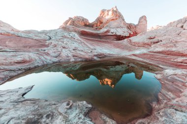 Vermilion Cliffs Ulusal Anıtı. Gün doğumunda manzara manzarası. Alışılmadık dağ manzarası. Güzel doğal arkaplan.