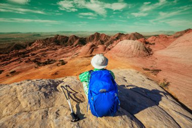 Utah dağlarında yürüyüş. Alışılmadık doğal manzaralarda yürüyüş. Fantastik kumtaşı oluşumları.
