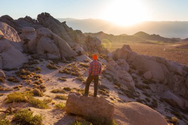 Utah dağlarında yürüyüş. Alışılmadık doğal manzaralarda yürüyüş. Fantastik kumtaşı oluşumları.