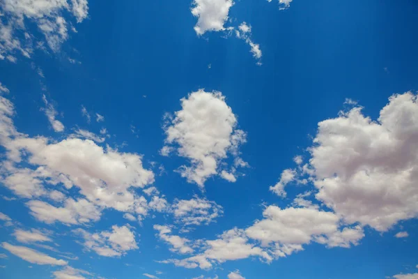 Sfondo Soleggiato Cielo Blu Con Nuvole Bianche Sfondo Naturale — Foto Stock