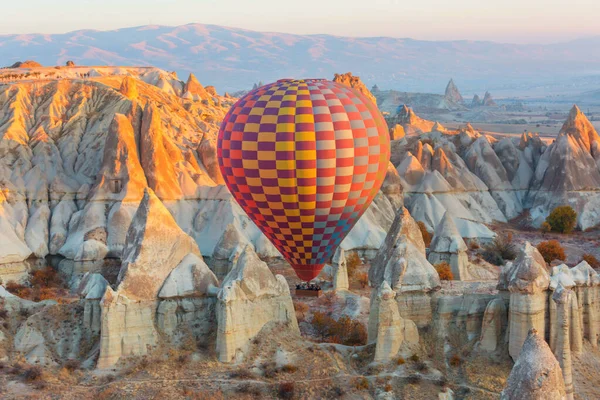 土耳其卡帕多西亚戈雷梅国家公园内色彩斑斓的热气球 著名的旅游景点 — 图库照片