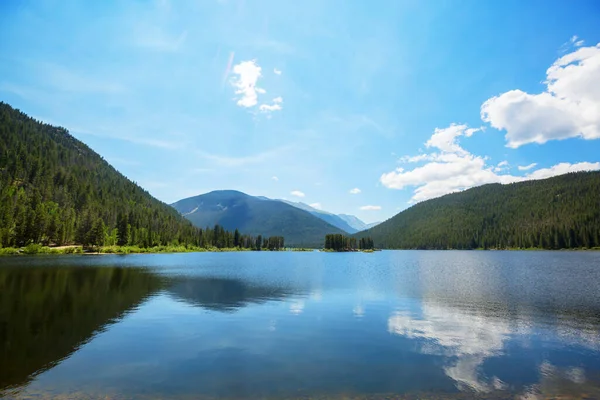 Klidné Jezero Horách Letní Sezóně Krásné Přírodní Krajiny — Stock fotografie