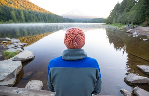 Een Man Rust Zijn Gemak Bij Het Kalme Meer Ontspanningsvakantie — Stockfoto