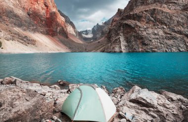 Tacikistan 'daki Fanns dağlarındaki güzel sakin göl (Pamir' in kolu).