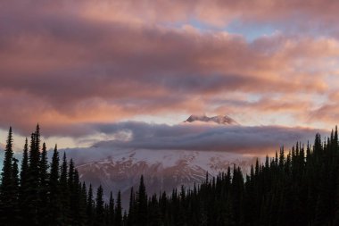 North Cascade Range, Washington, ABD 'deki güzel dağ zirvesi.
