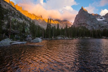 Yaz mevsiminde dağlarda huzur gölü. Güzel doğal manzaralar..