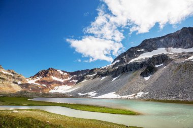 Yaz mevsiminde dağlarda huzur gölü. Güzel doğal manzaralar..