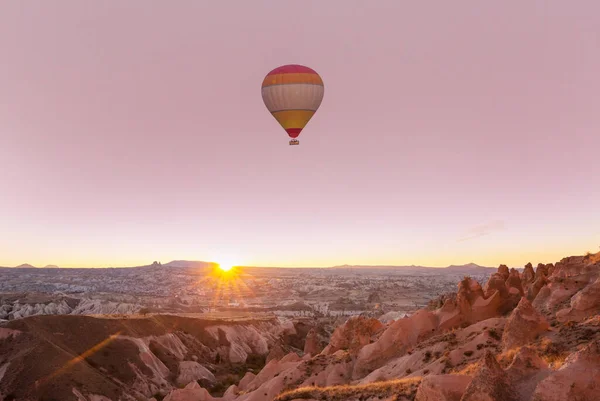 Färgglada Varmluftsballonger Goreme Nationalpark Kappadokien Turkiet Berömd Turistattraktion — Stockfoto