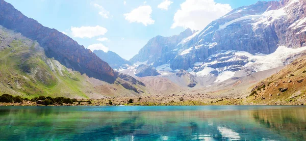 塔吉克斯坦范恩山 帕米尔的分支 美丽的宁静的湖泊 — 图库照片