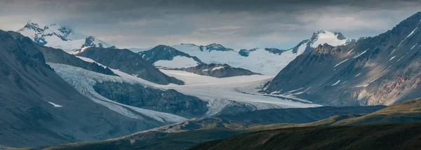 Pintorescas Montañas Alaska Verano Macizos Cubiertos Nieve Glaciares Picos Rocosos —  Fotos de Stock