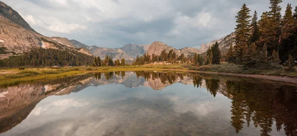 Lago Serenidade Nas Montanhas Temporada Verão Lindas Paisagens Naturais — Fotografia de Stock