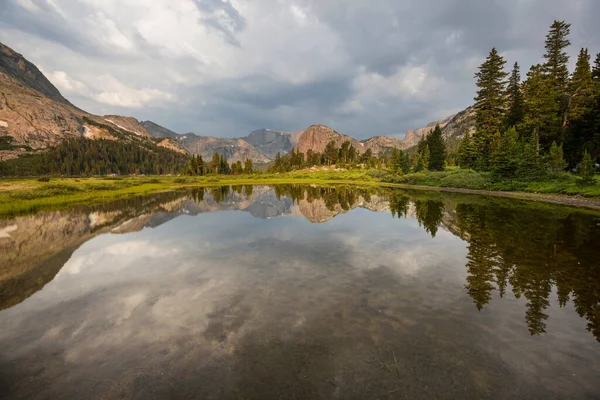 Lago Serenidade Nas Montanhas Temporada Verão Lindas Paisagens Naturais — Fotografia de Stock