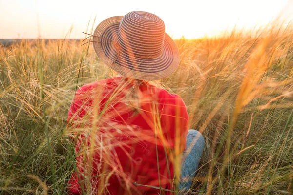 Girl Hat Sitting Grass Meadow Sunset — Stock Photo, Image
