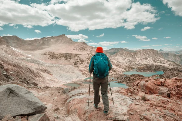 Backpacker Vandring Höga Bergen — Stockfoto