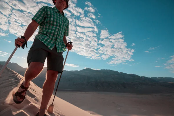 Caminhante Entre Dunas Areia Deserto — Fotografia de Stock