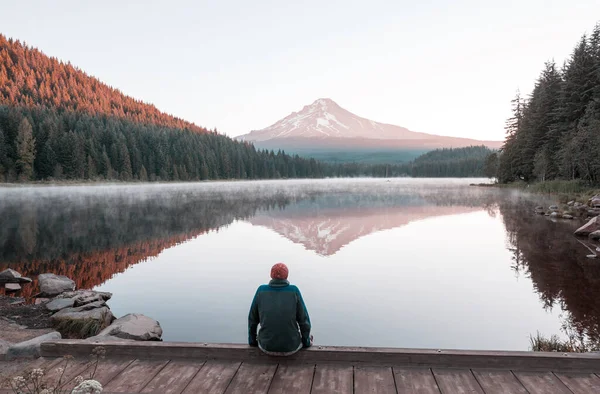 Hombre Descansa Gusto Junto Lago Tranquilo Vacaciones Relajación — Foto de Stock