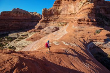 Utah dağlarında yürüyüş. Alışılmadık doğal manzaralarda yürüyüş. Fantastik kumtaşı oluşumları.
