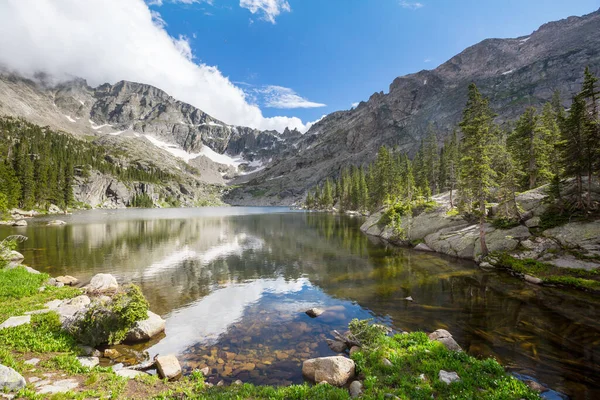 Scène Sereine Bord Lac Montagne Avec Reflet Des Rochers Dans — Photo