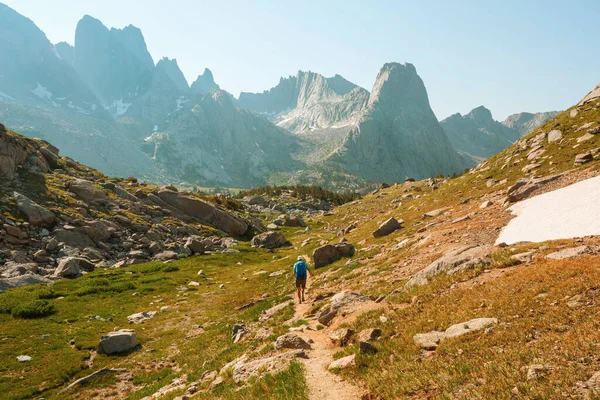 Backpacker Στην Πεζοπορία Στα Ψηλά Βουνά — Φωτογραφία Αρχείου