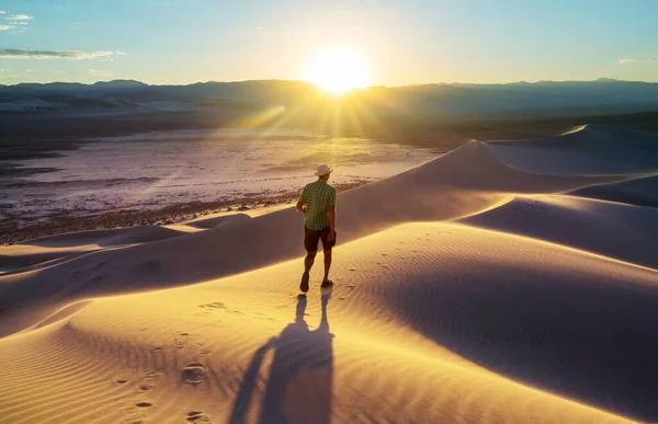 Турист Среди Песчаных Дюн Пустыне — стоковое фото