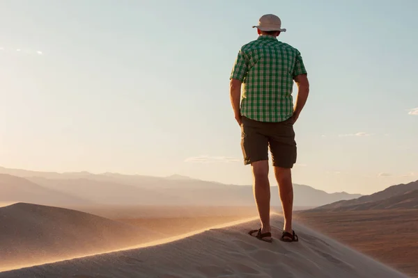 Escursionista Nel Deserto Sabbia Ora Dell Alba — Foto Stock