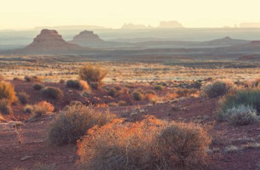 Tanrılar Vadisi 'nin kaya oluşumu Anıt Vadisi ile gün doğumunda