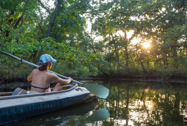 Yaz nehrinde kano kürek kano manzarası