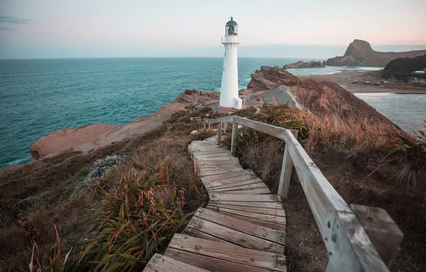 Faro Una Pintoresca Orilla Del Mar — Foto de Stock