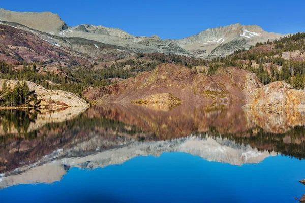 Escena Serena Junto Lago Montaña Con Reflejo Las Rocas Agua — Foto de Stock