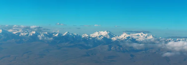 夏の時間に絵のような山の風景 自然の背景に良い — ストック写真