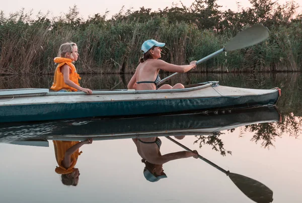 Rear View Kayaker Paddle Kayak Summer River — Stock Photo, Image