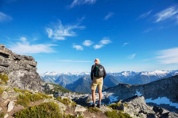 Backpacker Wędrówce Wysokich Górach — Zdjęcie stockowe