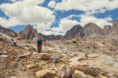 Yüksek dağlarda yürüyüş yapan bir gezgin.