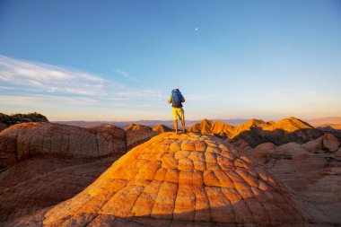 Utah dağlarında yürüyüş. Alışılmadık doğal manzaralarda yürüyüş. Fantastik kumtaşı oluşumları.