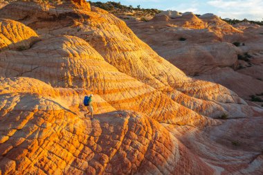 Utah dağlarında yürüyüş. Alışılmadık doğal manzaralarda yürüyüş. Fantastik kumtaşı oluşumları.
