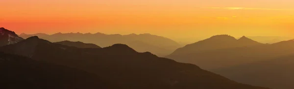 Silueta Montaña Amanecer Temporada Primavera — Foto de Stock