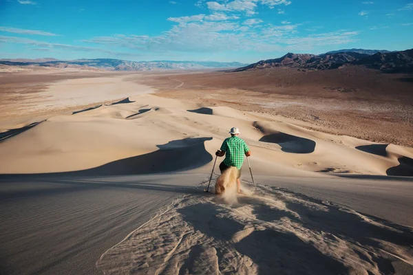 Wanderer Der Sandwüste Sonnenaufgangszeit — Stockfoto