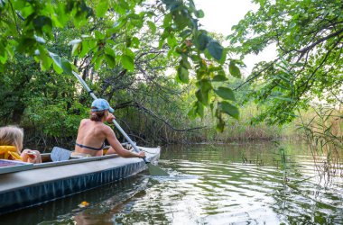 Yaz nehrinde kano kürek kano manzarası