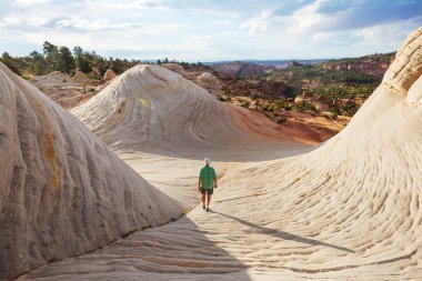 Utah dağlarında yürüyüş. Alışılmadık doğal manzaralarda yürüyüş. Fantastik kumtaşı oluşumları.