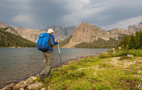 Backpacker Wędrówce Wysokich Górach — Zdjęcie stockowe