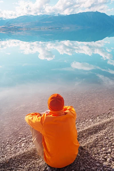 Homem Está Descansando Vontade Junto Lago Calmo Relaxamento Férias — Fotografia de Stock