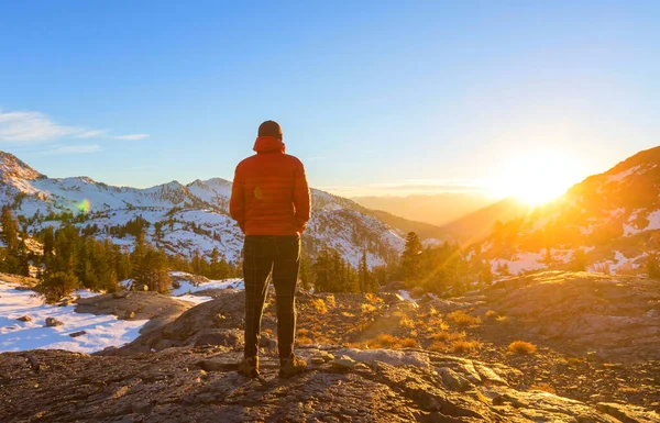 Wanderer Bewundern Eine Schöne Aussicht Den Bergen Morgengrauen — Stockfoto
