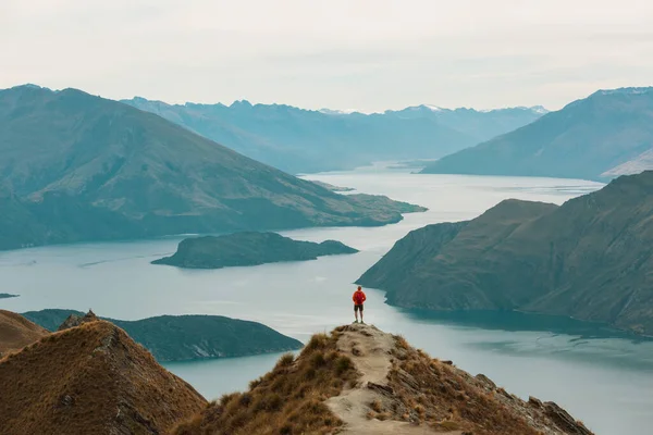 Reizigers Wandelen Roys Peak Nieuw Zeeland Meer Van Wanaka — Stockfoto