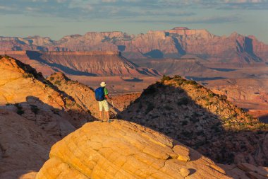 Utah dağlarında yürüyüş. Alışılmadık doğal manzaralarda yürüyüş. Fantastik kumtaşı oluşumları.