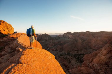 Utah dağlarında yürüyüş. Alışılmadık doğal manzaralarda yürüyüş. Fantastik kumtaşı oluşumları.