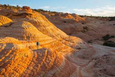 Utah dağlarında yürüyüş. Alışılmadık doğal manzaralarda yürüyüş. Fantastik kumtaşı oluşumları.