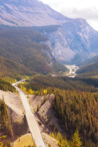 Γραφική Θέα Στο Βουνό Στο Canadian Rockies Κατά Θερινή Περίοδο — Φωτογραφία Αρχείου