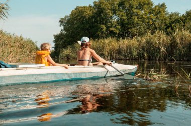 Yaz mevsiminde dağlarda kano yaparken.