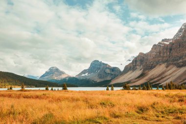 Kanada dağlarında güzel bir sonbahar mevsimi. Sonbahar arkaplanı.